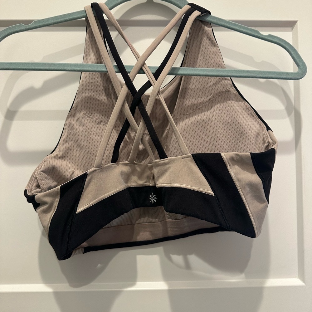Athleta Hyper Focused Chroma Sports Bra Large Black Strappy
Criss Cross Back - Picture 5 of 6